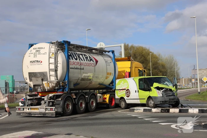 Bestelbus fiks beschadigd na aanrijding met vrachtwagencombinatie
