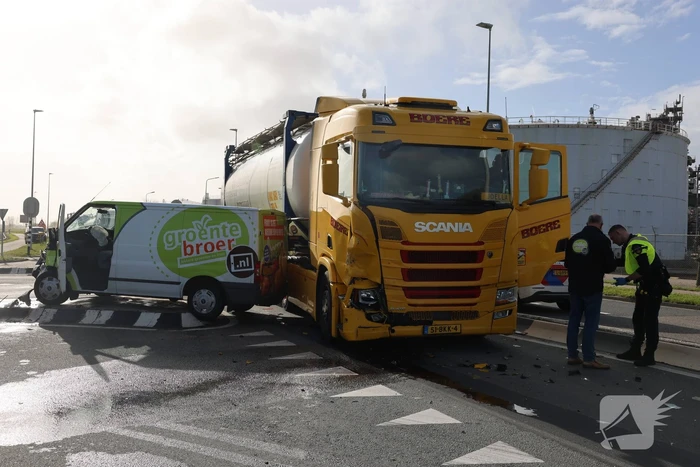 Bestelbus fiks beschadigd na aanrijding met vrachtwagencombinatie