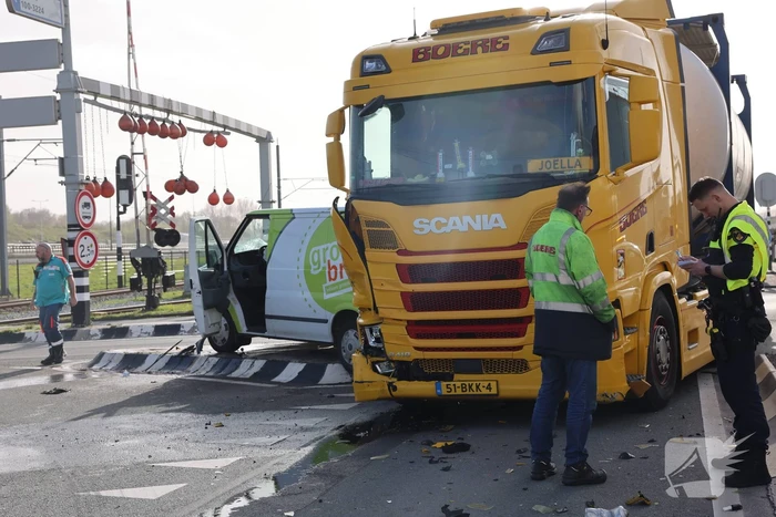 Bestelbus fiks beschadigd na aanrijding met vrachtwagencombinatie
