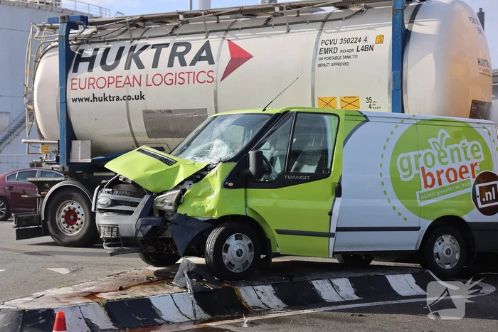 Bestelbus fiks beschadigd na aanrijding met vrachtwagencombinatie