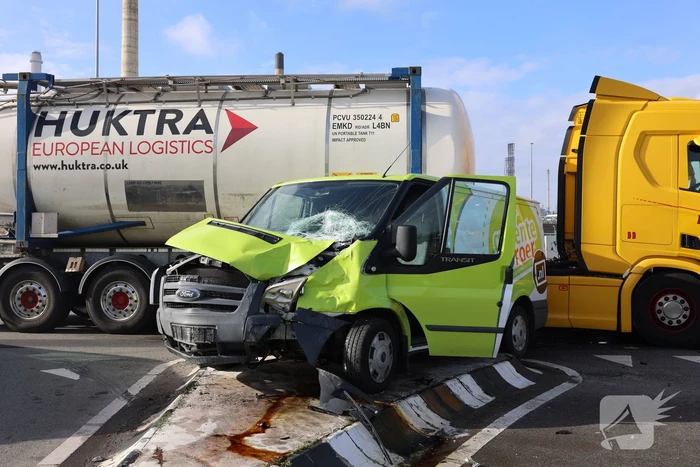 Bestelbus fiks beschadigd na aanrijding met vrachtwagencombinatie
