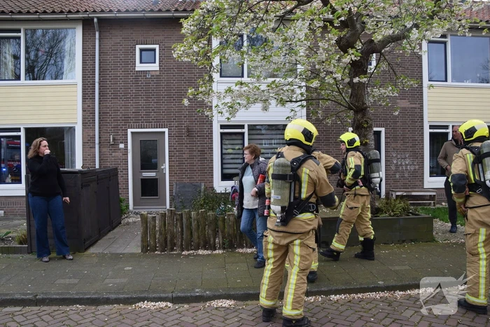 Brandweer blust brand op zolder