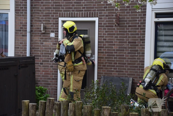 Brandweer blust brand op zolder
