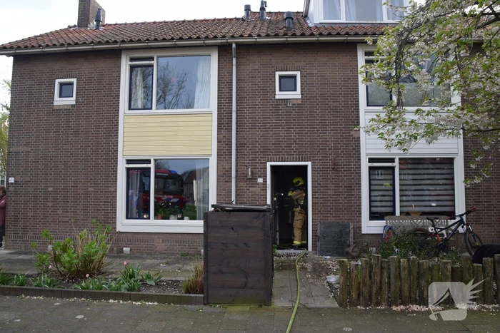 Brandweer blust brand op zolder