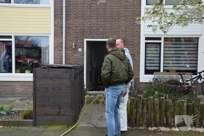 Brandweer blust brand op zolder
