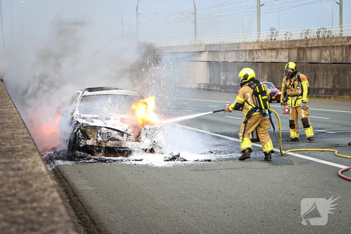 Auto brand volledig af, a4 grotendeels afgesloten