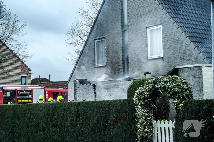 Garage aan woning met auto volledig afgebrand