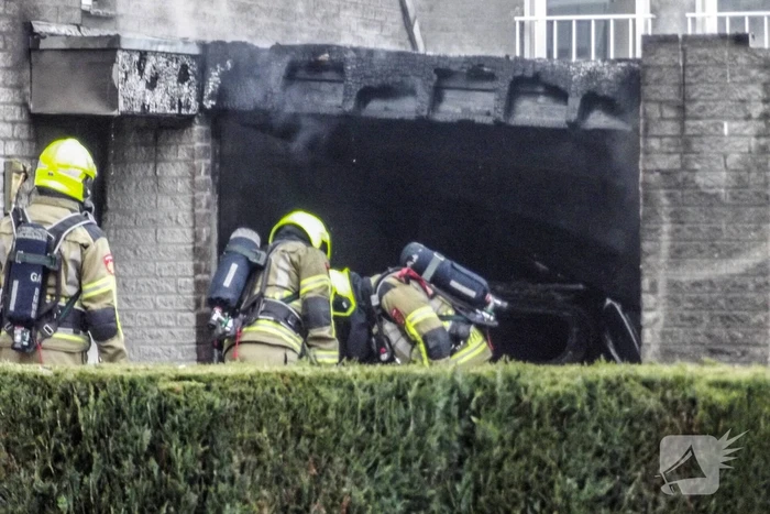 Garage aan woning met auto volledig afgebrand