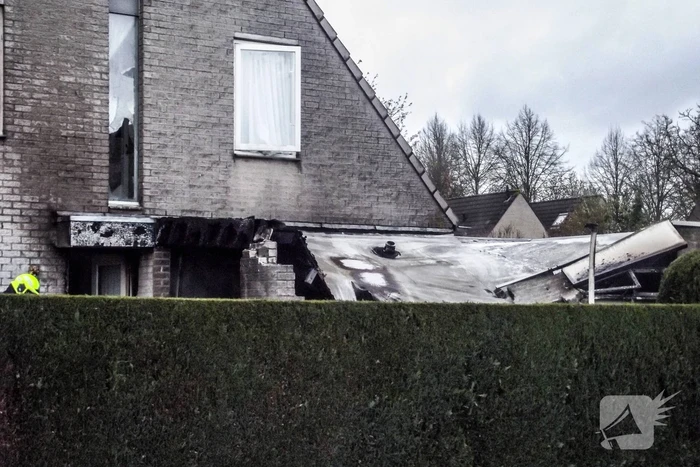 Garage aan woning met auto volledig afgebrand