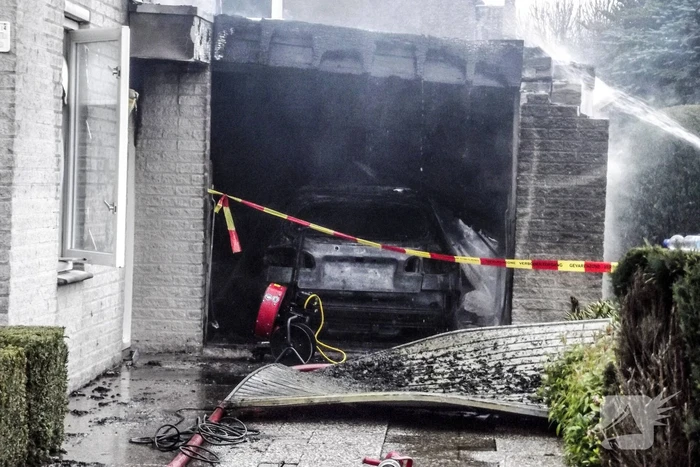 Garage aan woning met auto volledig afgebrand