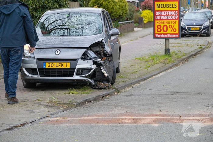 Automobilist botst tegen boom