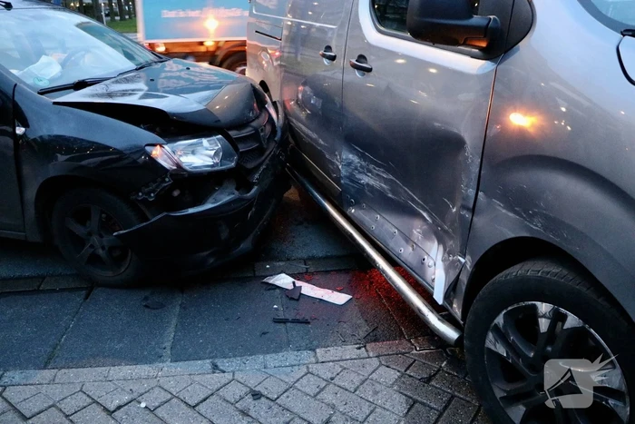 Veel schade bij botsing op kruispunt