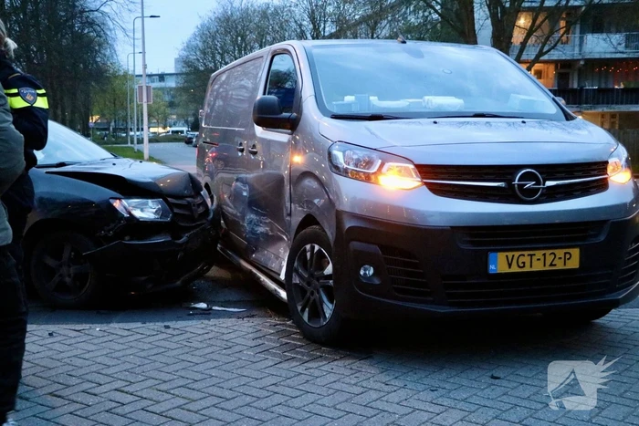 Veel schade bij botsing op kruispunt