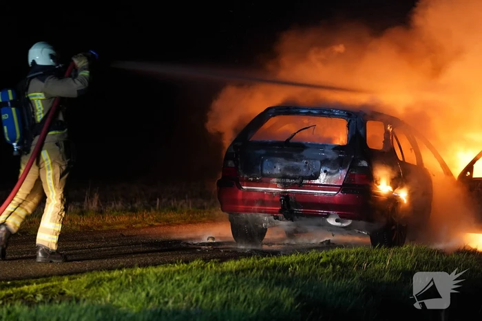 Auto brandt volledig uit in Assen