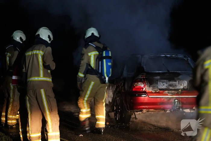 Auto brandt volledig uit in Assen
