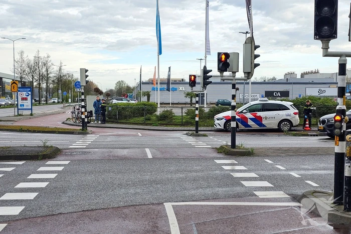 Twee fietsers botsen op fietspad