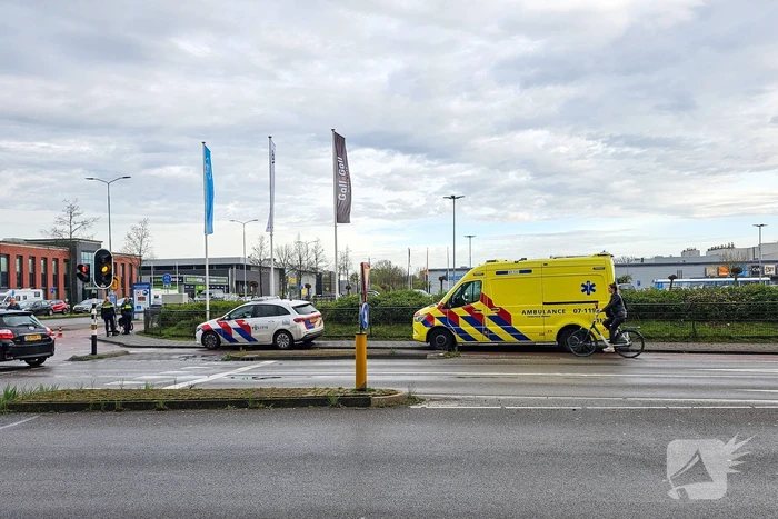 Twee fietsers botsen op fietspad