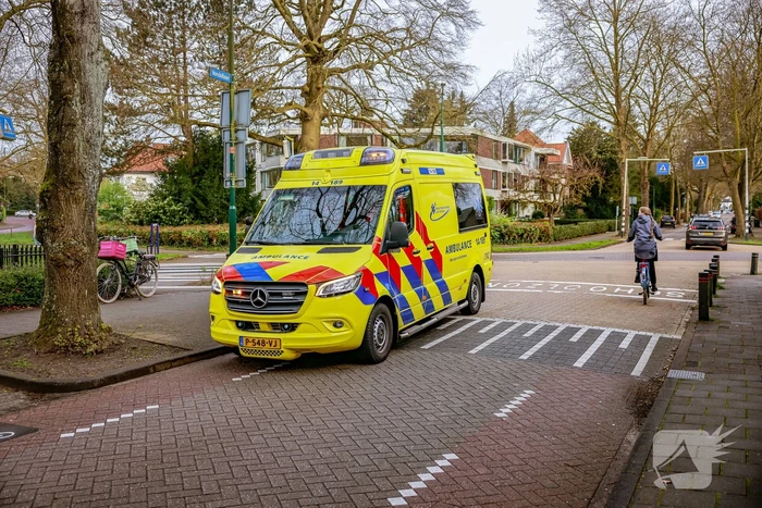 Jongedame op fiets in botsing met auto