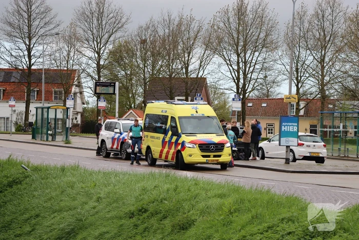 Automobilist raakt van de weg na botsing met paal