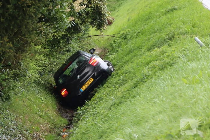 Automobilist raakt van de weg na botsing met paal