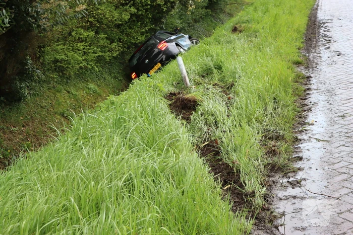 Automobilist raakt van de weg na botsing met paal