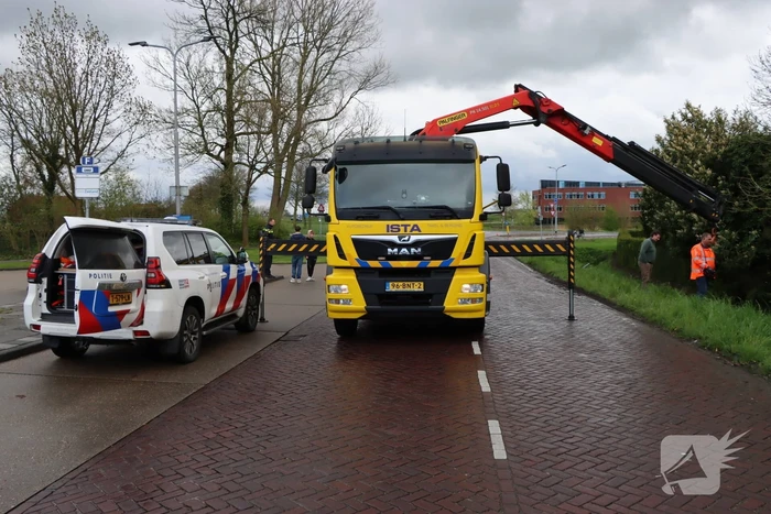 Automobilist raakt van de weg na botsing met paal