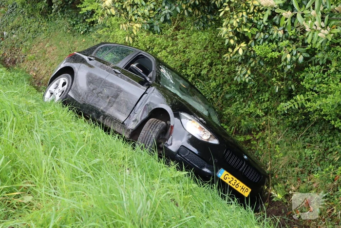 Automobilist raakt van de weg na botsing met paal