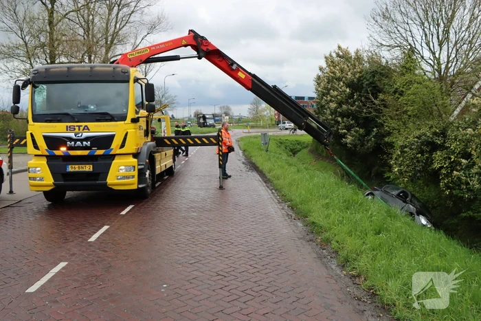 Automobilist raakt van de weg na botsing met paal