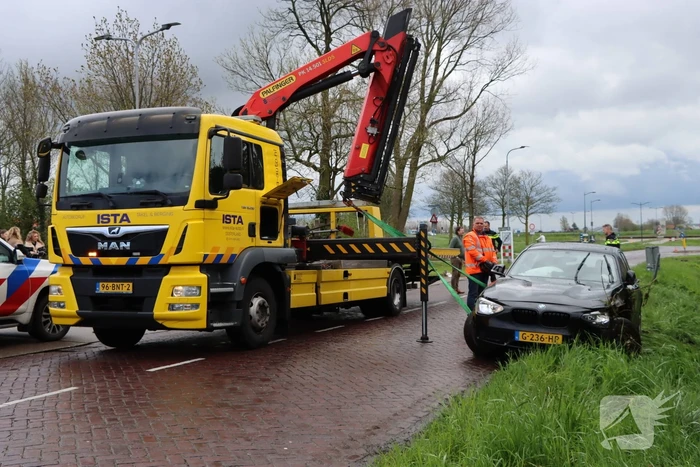 Automobilist raakt van de weg na botsing met paal