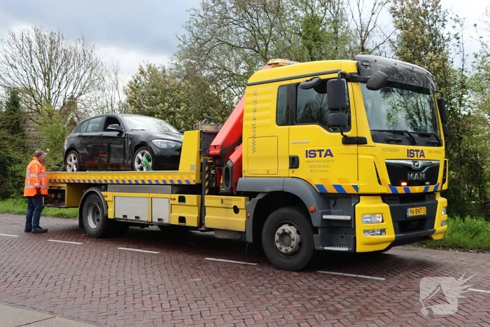 Automobilist raakt van de weg na botsing met paal