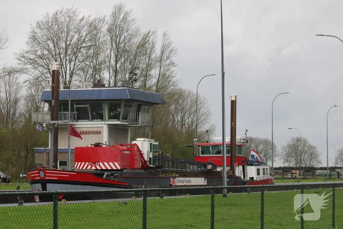 Scheepvaartverkeer in sluis gestremd door hijswerkzaamheden