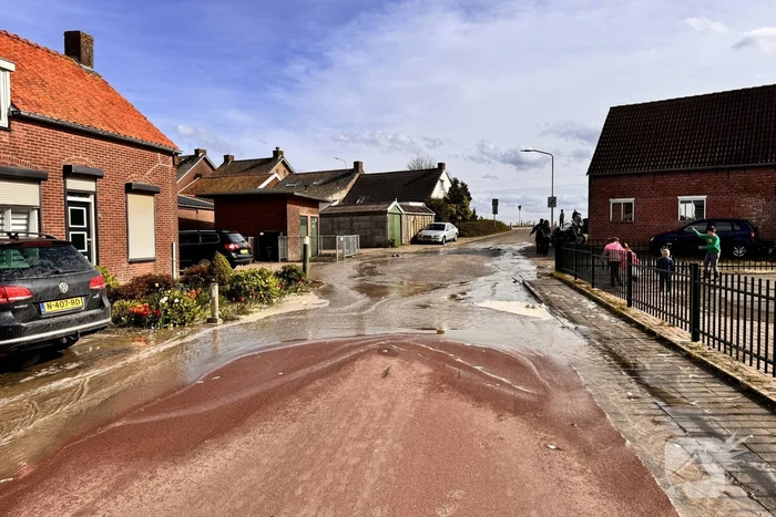 Wegdek verzakt door leidingbreuk