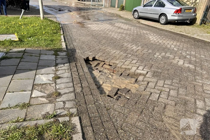 Wegdek verzakt door leidingbreuk