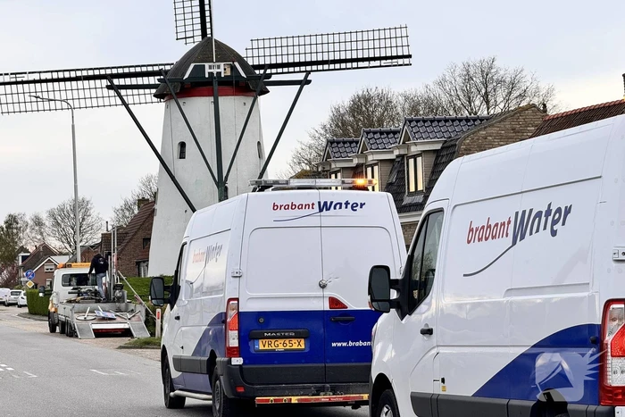 Wegdek verzakt door leidingbreuk
