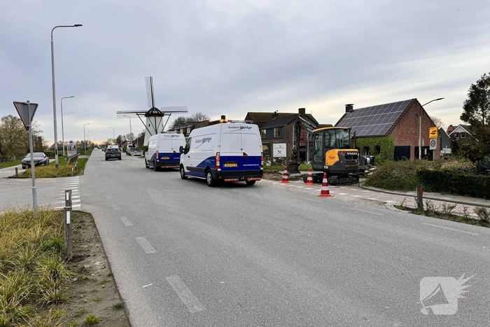 Wegdek verzakt door leidingbreuk