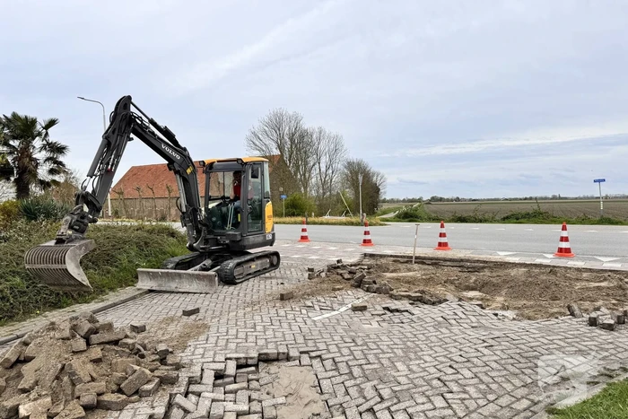 Wegdek verzakt door leidingbreuk