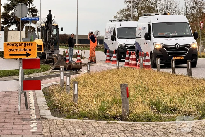 Wegdek verzakt door leidingbreuk