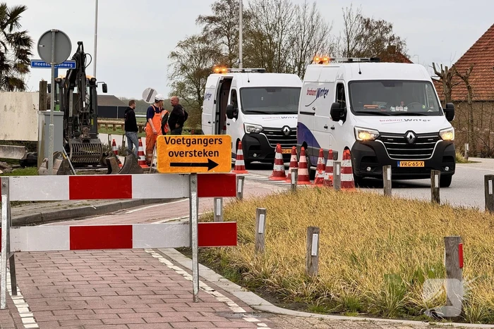 Wegdek verzakt door leidingbreuk