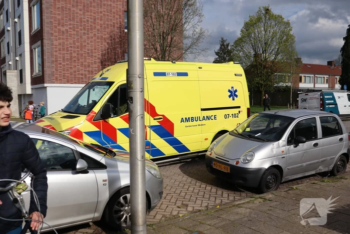 Persoon gewond naar ziekenhuis na rookinhalatie
