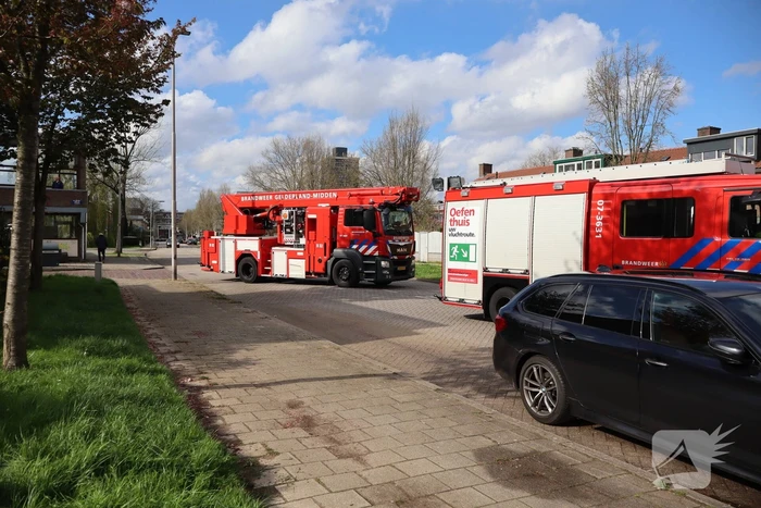 Persoon gewond naar ziekenhuis na rookinhalatie