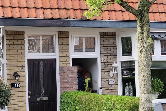 Brandweer controleert meterkast op mogelijke brand