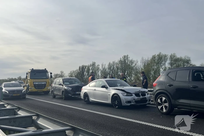 Flinke file door ongeval met drie voertuigen