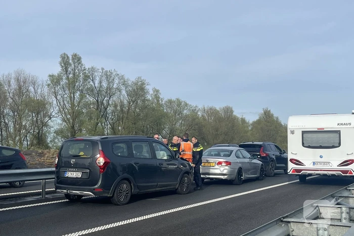 Flinke file door ongeval met drie voertuigen