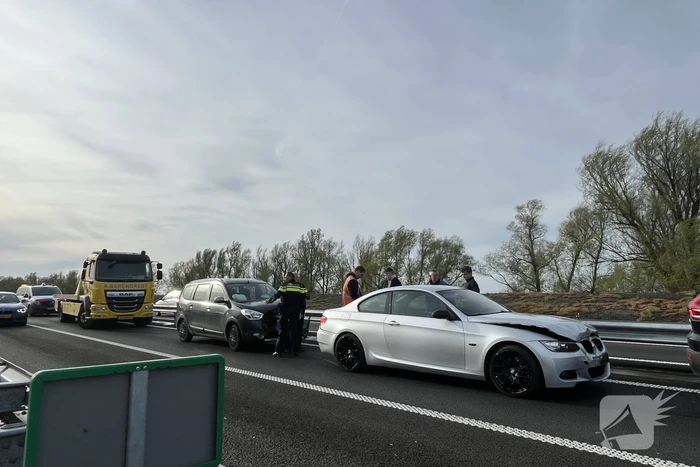 Flinke file door ongeval met drie voertuigen