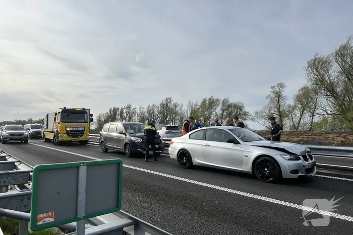 Flinke file door ongeval met drie voertuigen