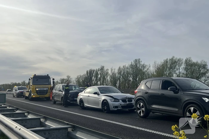Flinke file door ongeval met drie voertuigen