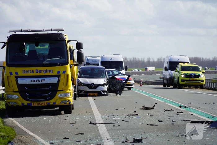 Twee auto's botsen frontaal op elkaar