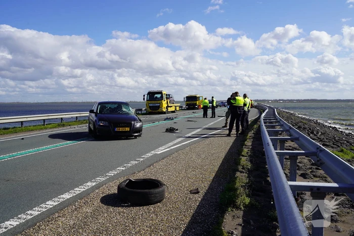 Twee auto's botsen frontaal op elkaar