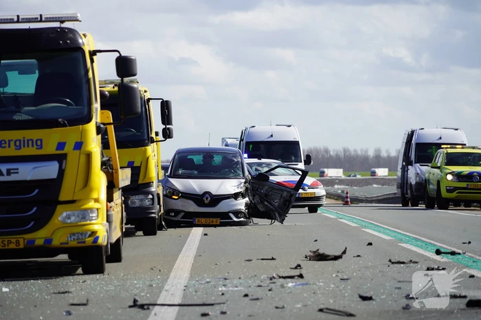 Twee auto's botsen frontaal op elkaar