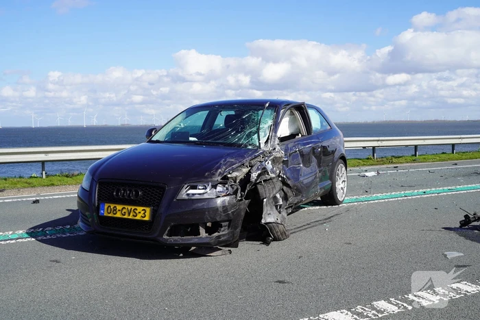 Twee auto's botsen frontaal op elkaar